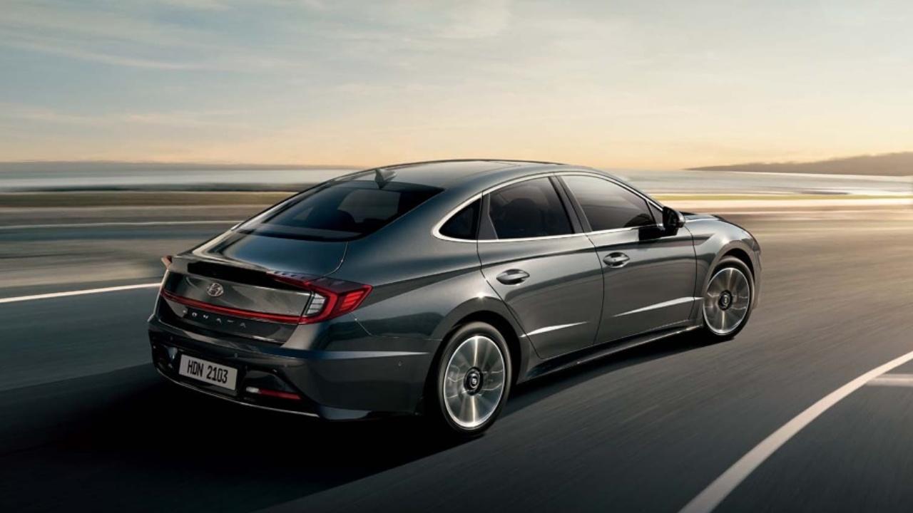 خبراء في  عالم السيارات